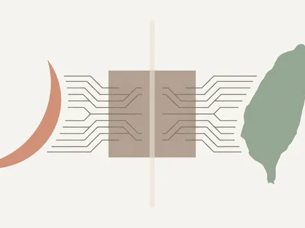 極簡幾何插畫：畫面左側一條細長弓形弧線代表日本列島，右側一枚直立的番薯形島嶼代表台灣，兩座島之間以一顆晶片與電路線相連，象徵富士通與台灣『既相連又較勁』的供應鏈關係；晶片中央有一道半透明的細長隔線，暗示合作中夾帶防堵。暖陶土與灰綠莫蘭迪色系、暖米白背景、大量留白、flat design、無文字。